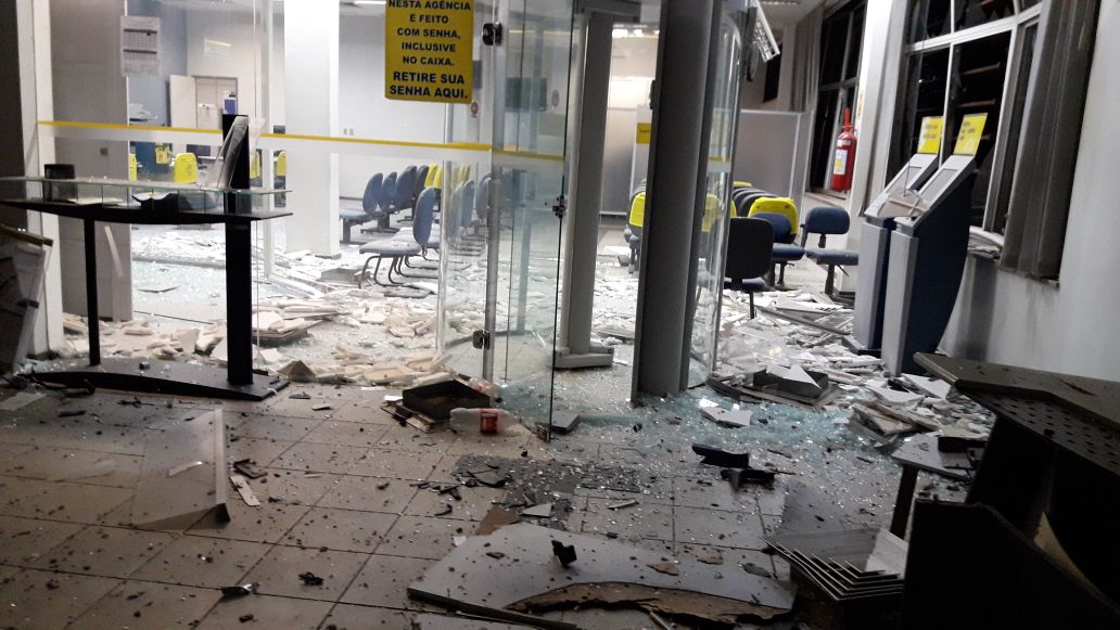 Agência do Banco do Brasil em Simplício Mendes após a explosão,