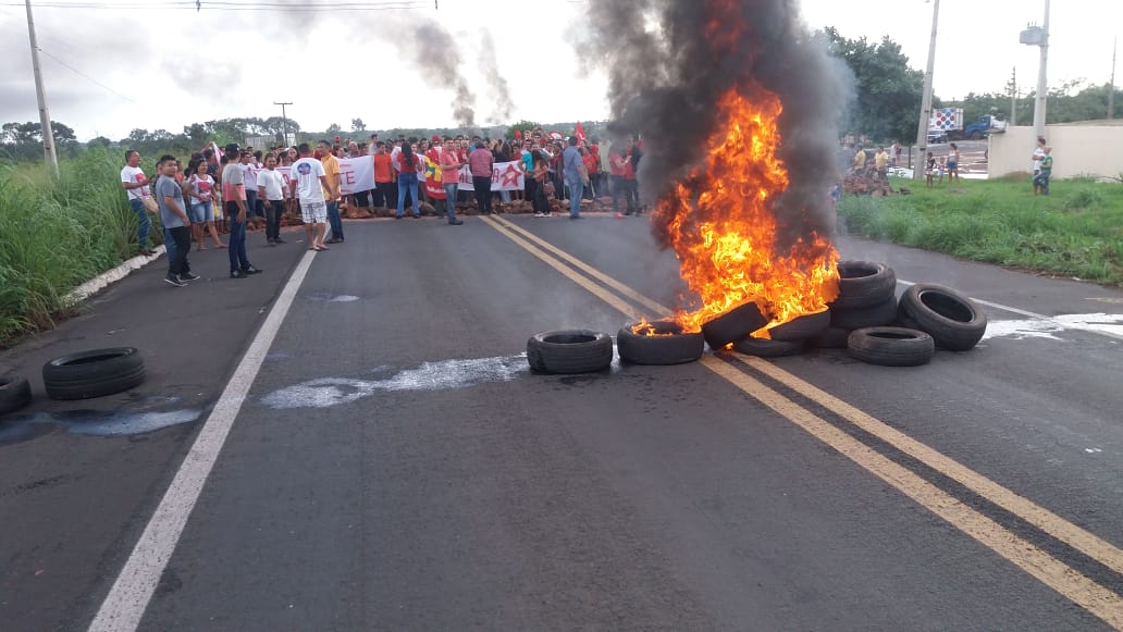 Manifestantes bloqueiam rodovia em Piripiri