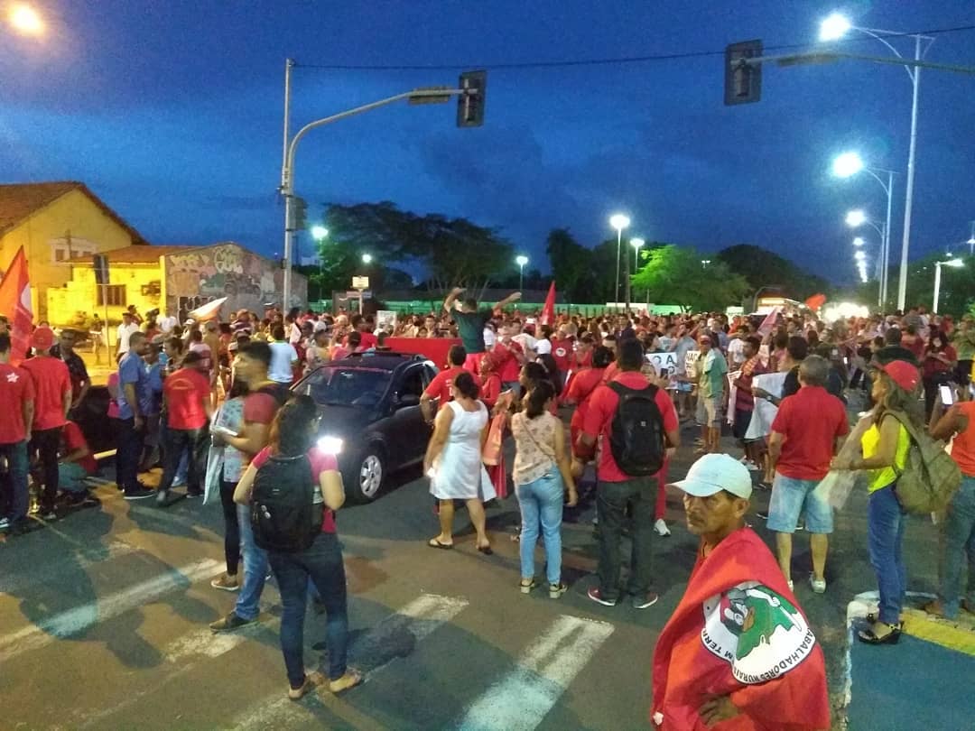 Manifestantes ocupam cruzamento das Avenidas Frei Serafim e Miguel Rosa
