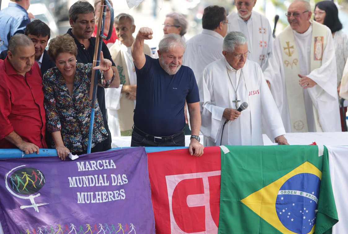 Lula discursa em carro de som e afirma que vai se entregar à PF
