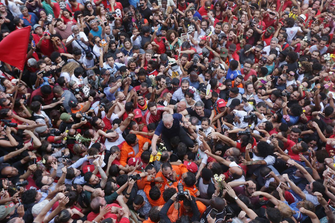 Lula é carregado até o Sindicato dos Metalúrgicos