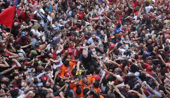 Lula é carregado até o Sindicato dos Metalúrgicos