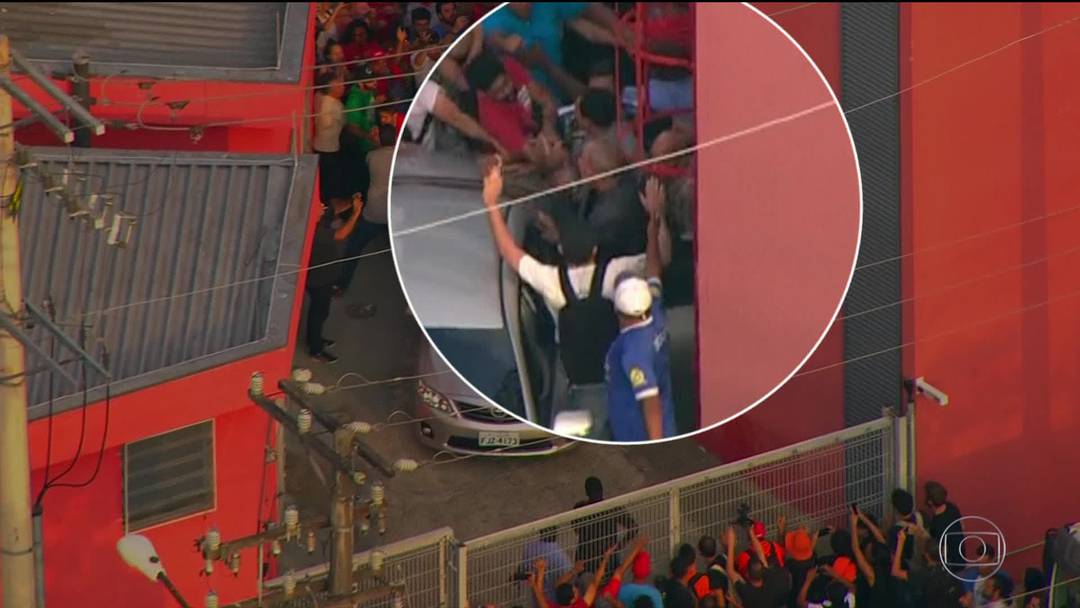 Militantes bloqueiam portões para evitar saída de Lula