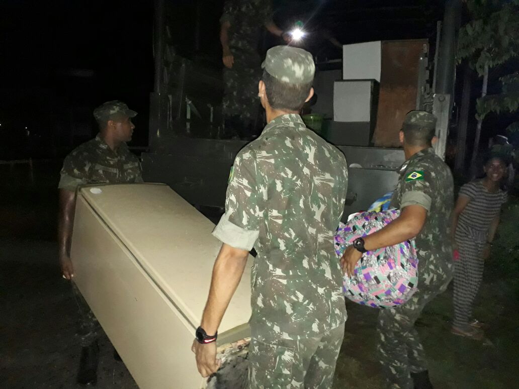Exército auxilia na retirada de moradores da região