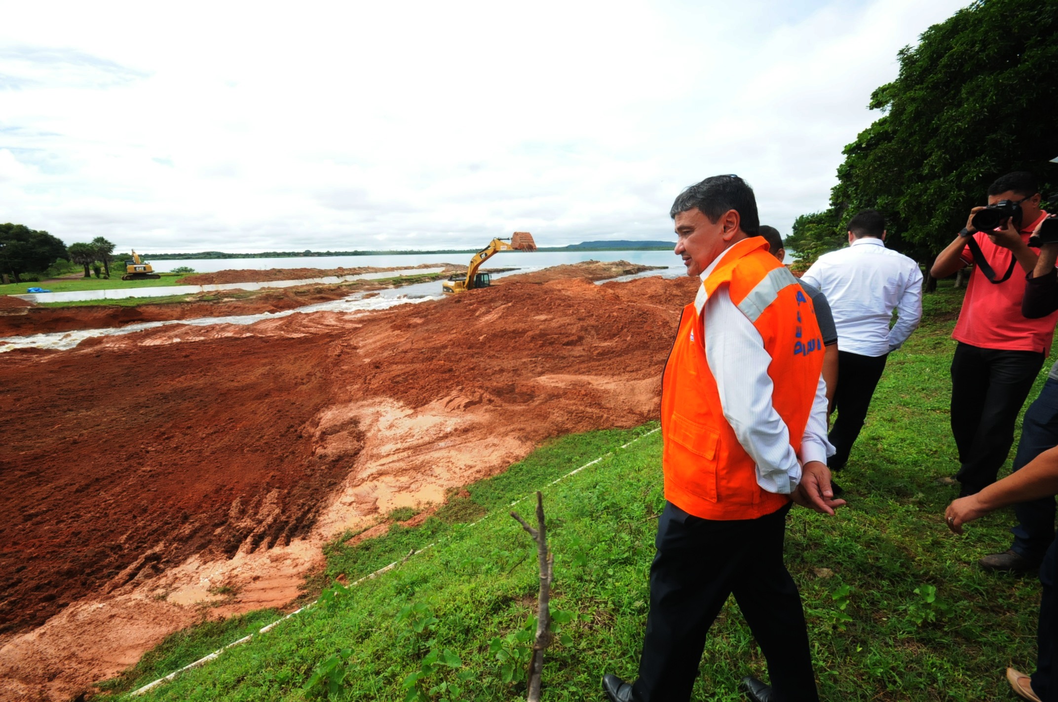 Governador visita Barragem do Bezerro.