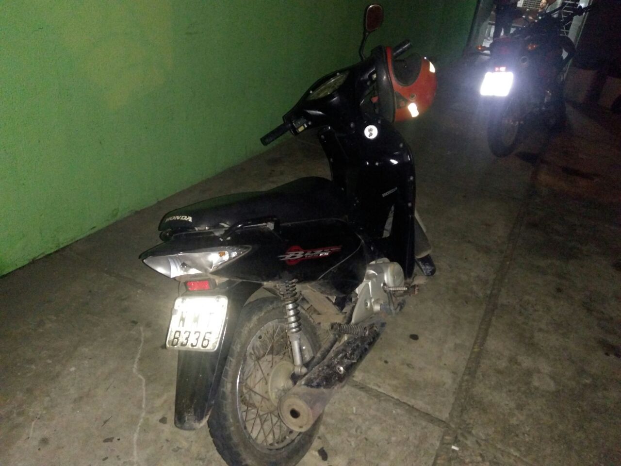 Motocicleta roubada, utilizada pelos adolescentes para realizar assaltos.