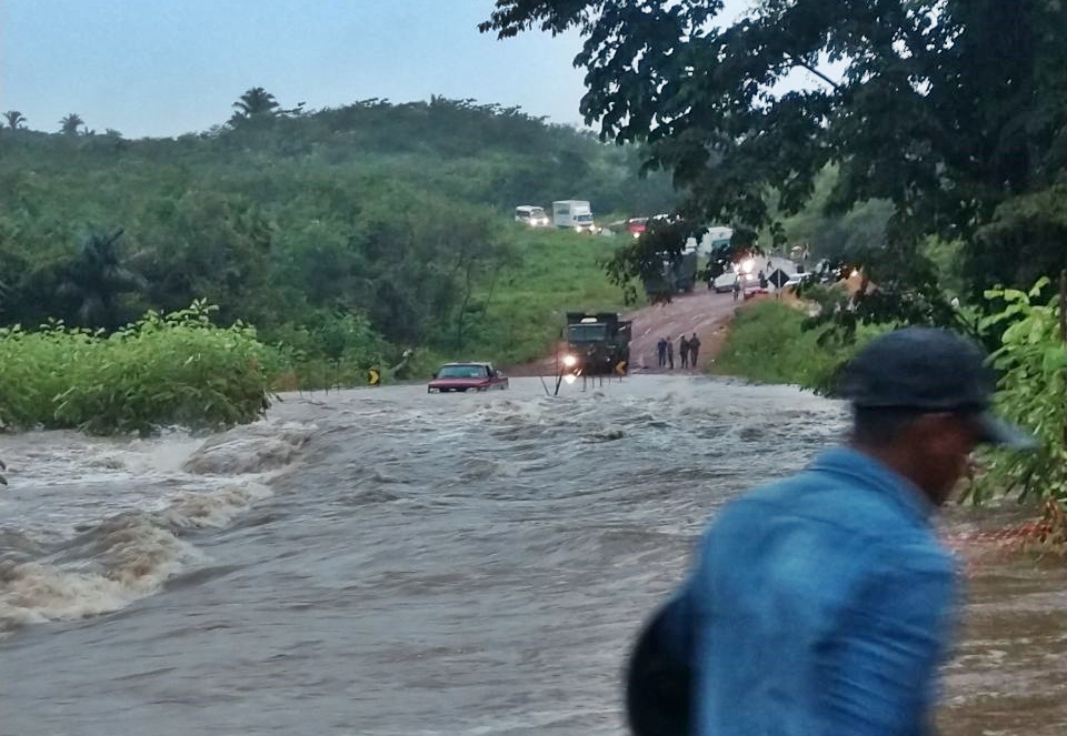 Riacho transborda e invade trecho da BR-222