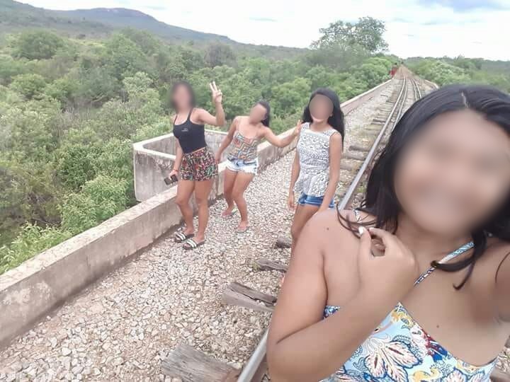 Meninas tiram fotos na ponte que fica no povoado Xinguara.