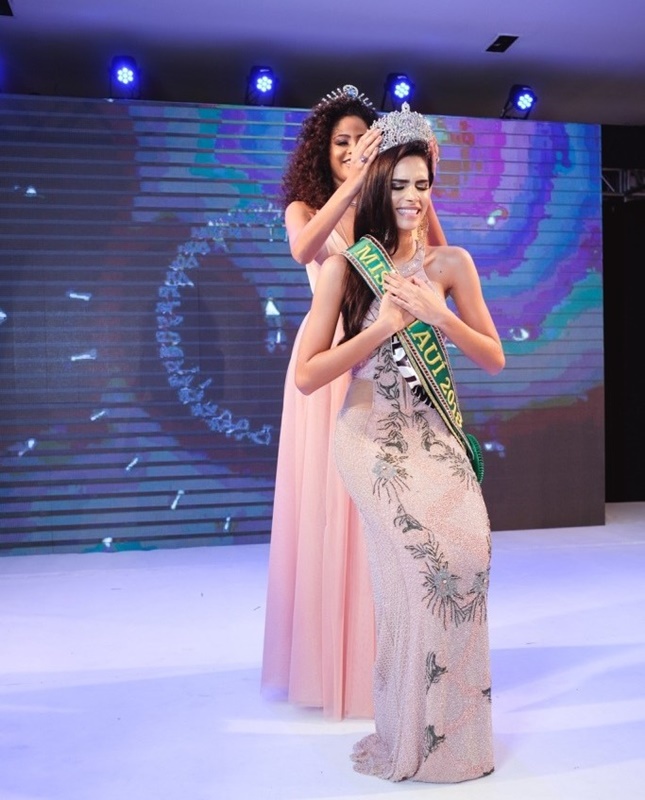 Naiely Lima sendo corroada pela Miss Brasil Monalysa Alcântara