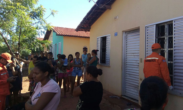 A casa onde aconteceu o incêndio fica localizada no Residencial Miguel Arraes.