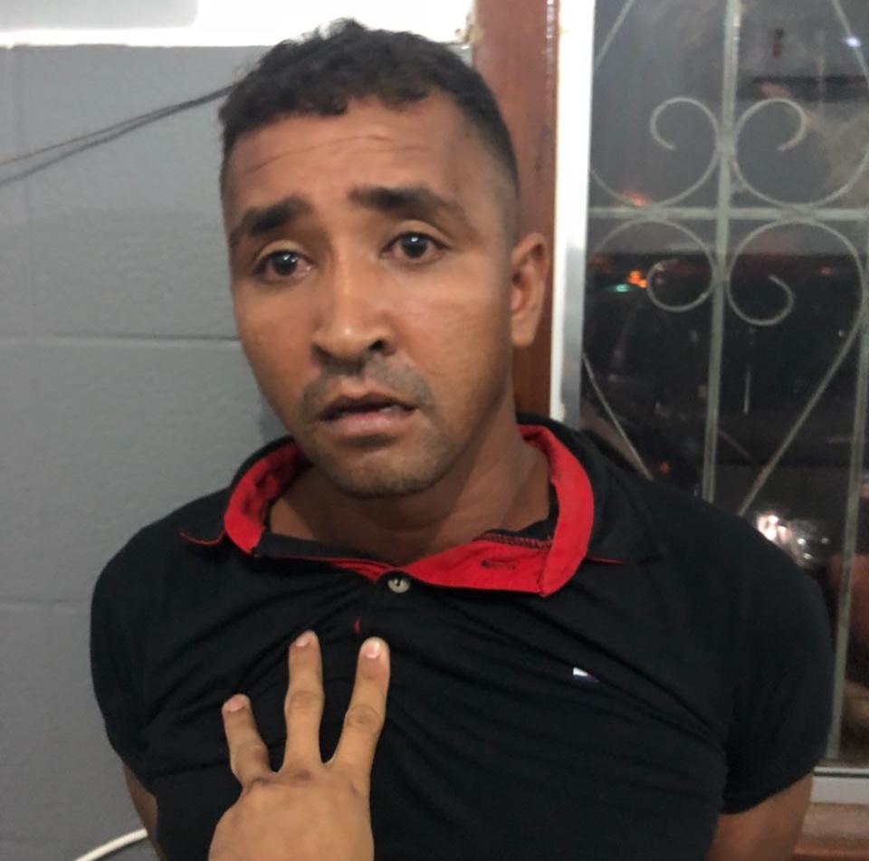 Samoel Dias conversa com amigos quando percebeu a presença da guarnição policial.