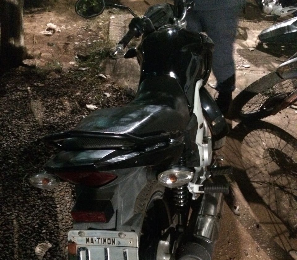 Homem e adolescente são flagrados trafegando em motocicleta roubada.