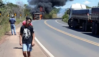 Caminhão é totalmente destruído por incêndio na BR-343