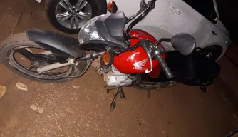 Motocicleta roubada apreendida com os adolescentes
