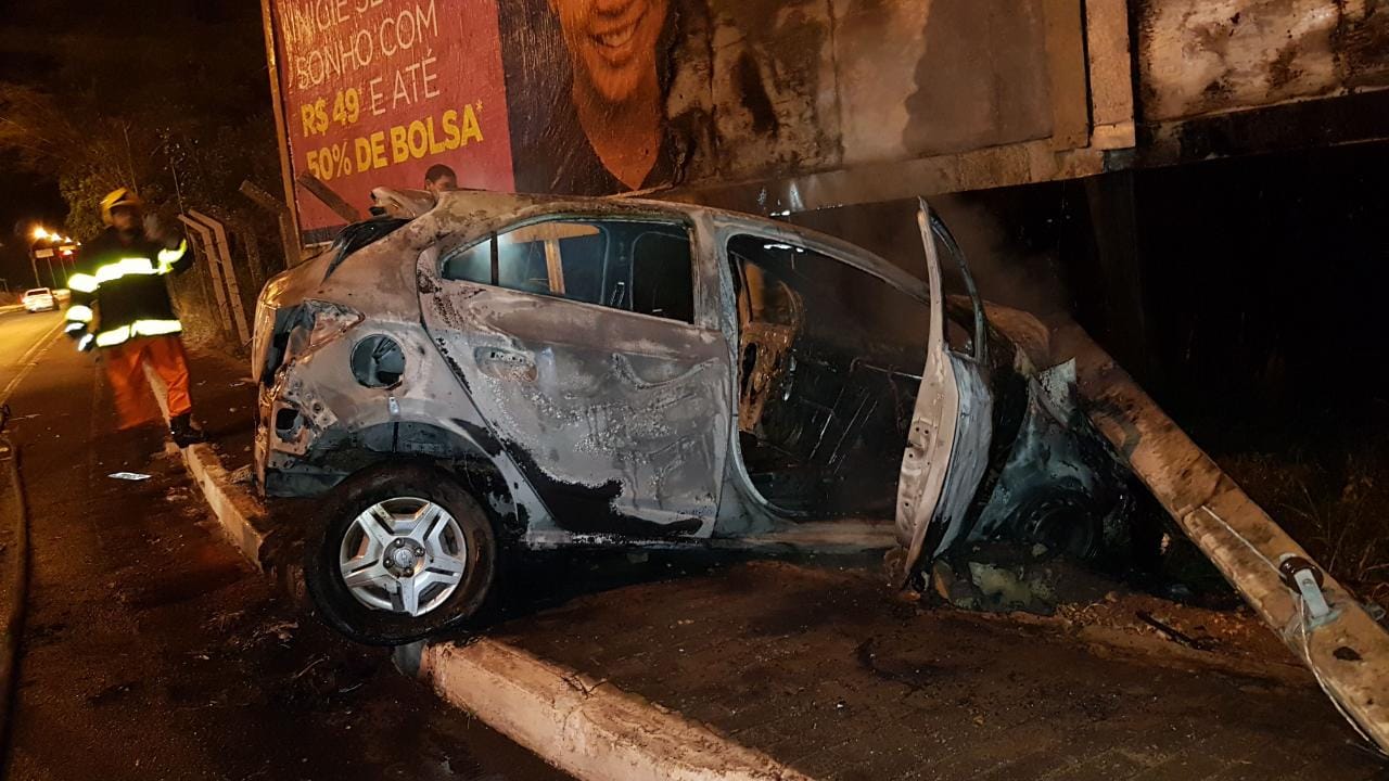 O carro ficou bastante destruído e o motorista disse que iria acionar o seguro.