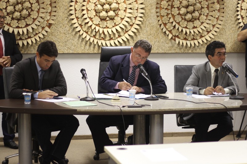 Deputados em debate sobre os projetos do Poder Executivo do Piauí.