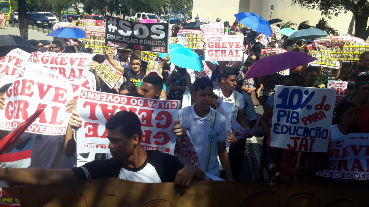 Movimento grevista na Avenida Frei Serafim