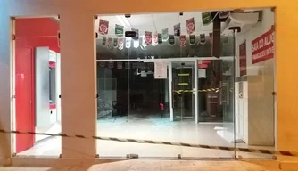 Bandidos explodem cofre do Banco Bradesco
