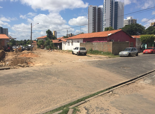 Trecho em obras na Avenida Lindolfo Monteiro.