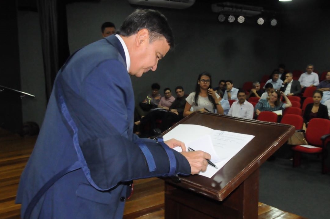 Wellington Dias assina decreto.