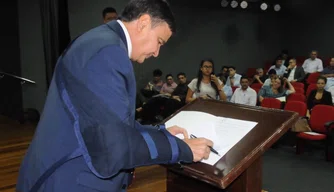 Wellington Dias assina decreto.
