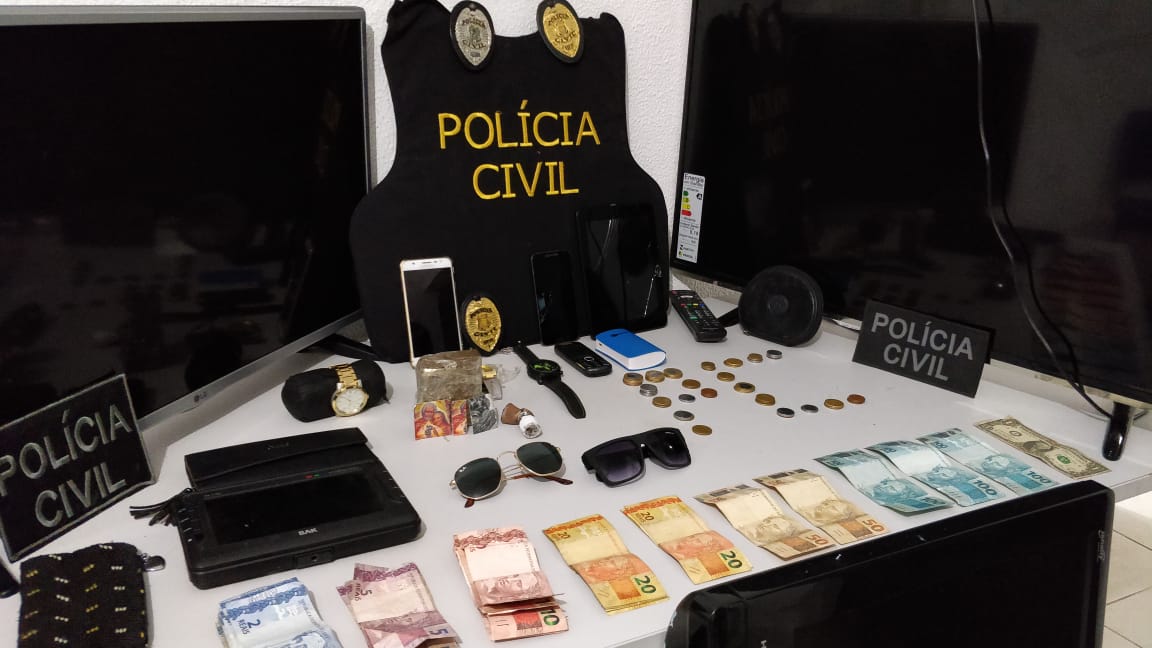 A Polícia Civil apreendeu também entorpecentes, dinheiro e vários objetos oriundos de furto/roubo.
