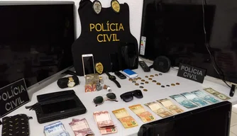 A Polícia Civil apreendeu também entorpecentes, dinheiro e vários objetos oriundos de furto/roubo.