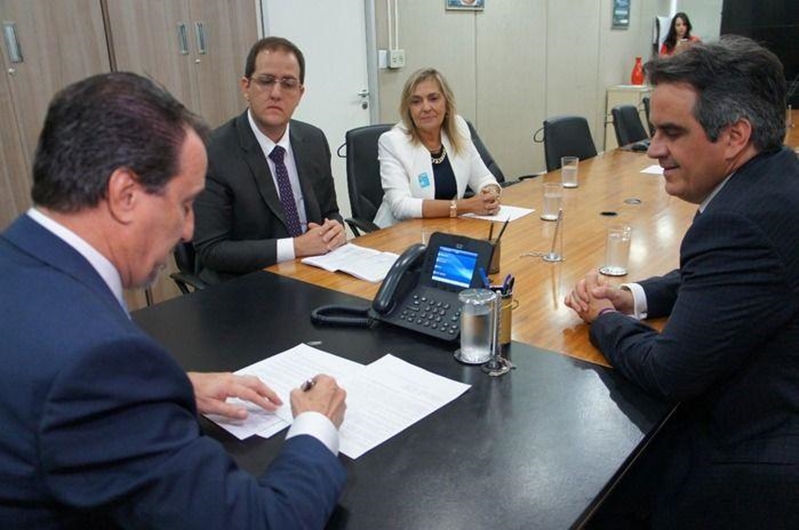 Ministro Gilberto Occhi assinou a nota de empenho para aquisição de equipamentos para o HGV.
