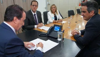 Ministro Gilberto Occhi assinou a nota de empenho para aquisição de equipamentos para o HGV.