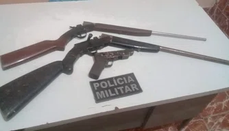 Armas de fogo foram encontradas em poder do acusado.