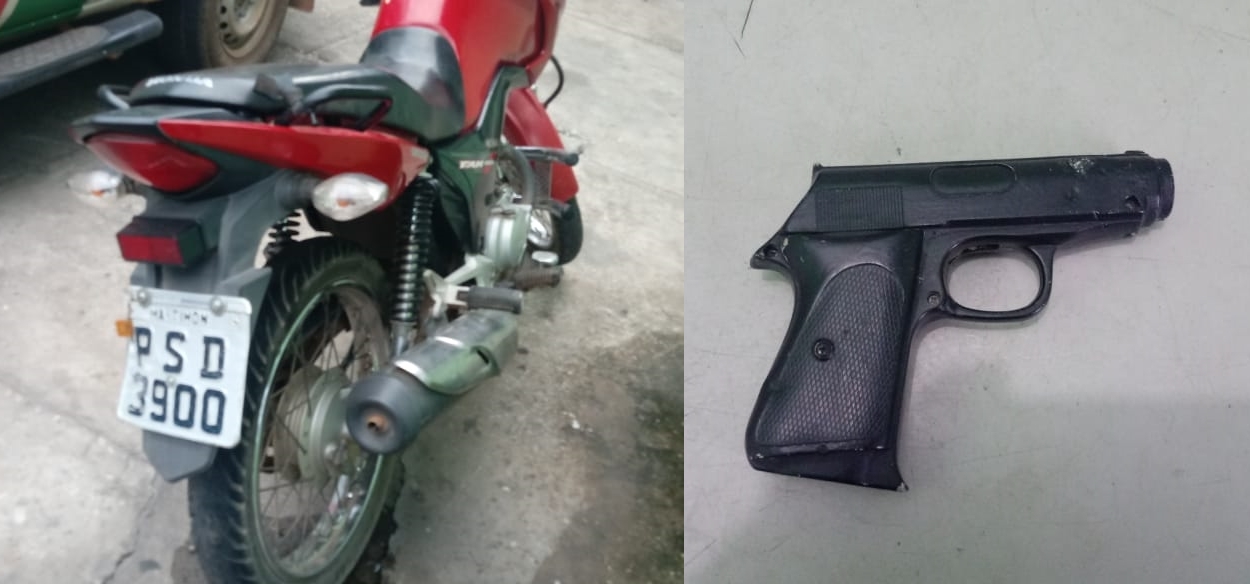 Motocicleta roubada e réplica de pistola foram encontradas em poder dos acusados.