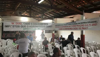 Wellington Dias é recebido sob protestos.