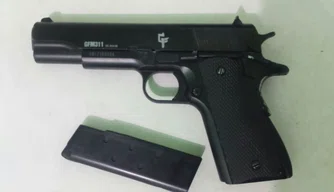 Simulacro de arma de fogo utilizado pelo acusado para ameaçar populares.