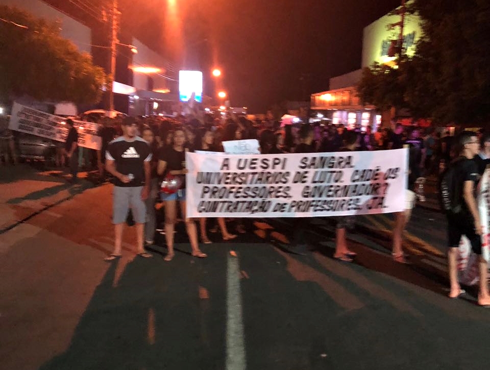 Estudantes da UESPI de Floriano realizaram protesto contra precarização da universidade.