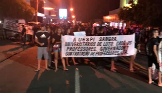 Estudantes da UESPI de Floriano realizaram protesto contra precarização da universidade.