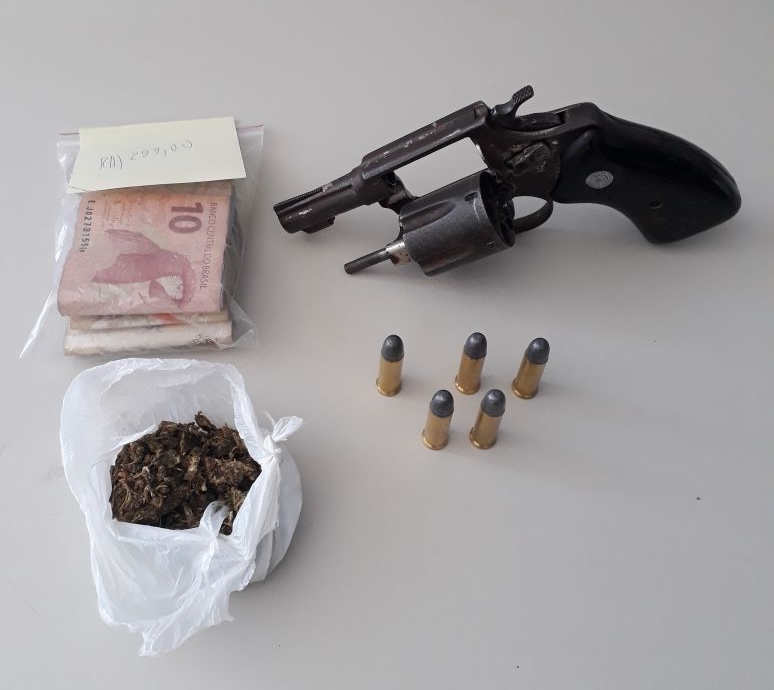 DEPRE apreendeu arma de fogo com munições, drogas e quantia em dinheiro em poder dos acusados.