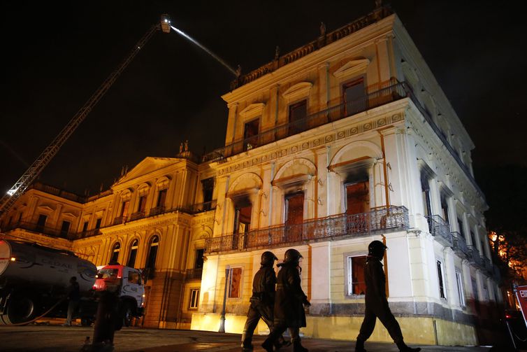 Incêndio de grandes proporções atingiu Museu Nacional.