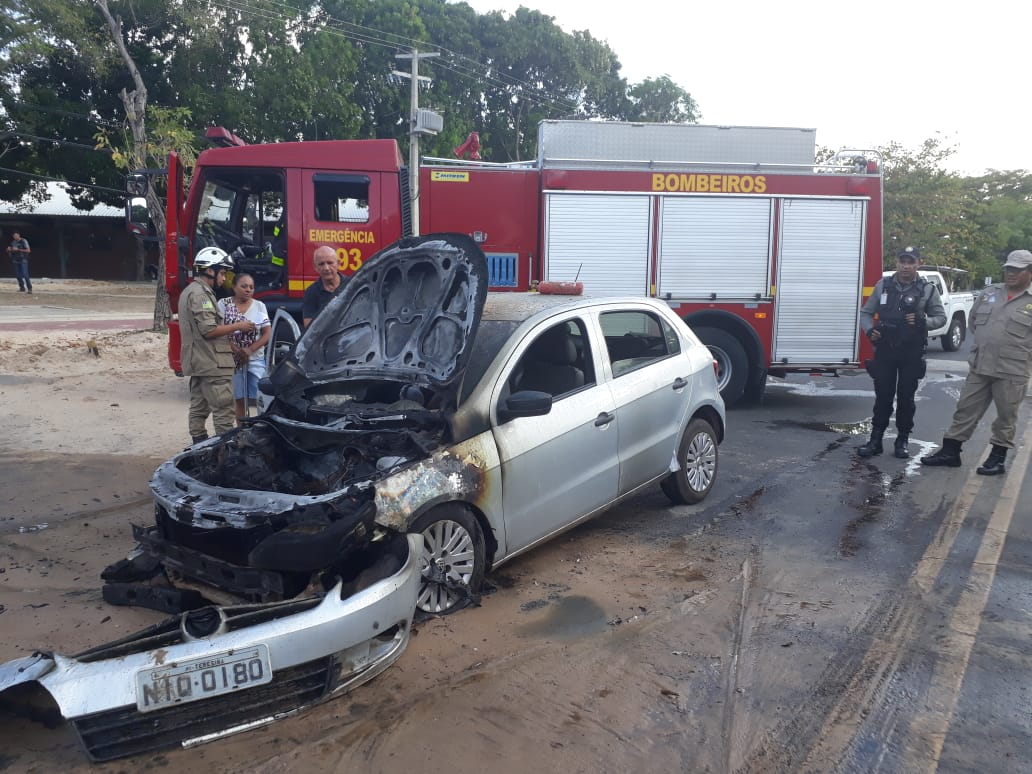 Carro pegou fogo dentro da UFPI