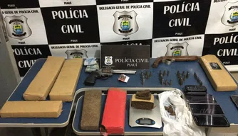 Entorpecentes e arma de fogo de fabricação artesanal foram encontrados em poder dos acusados.