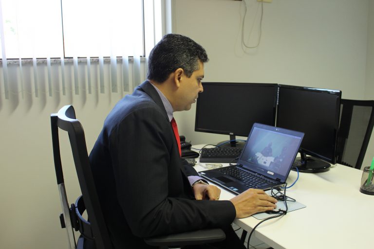 O juiz Heliomar Rios utilizou a ferramenta Skype For Business.