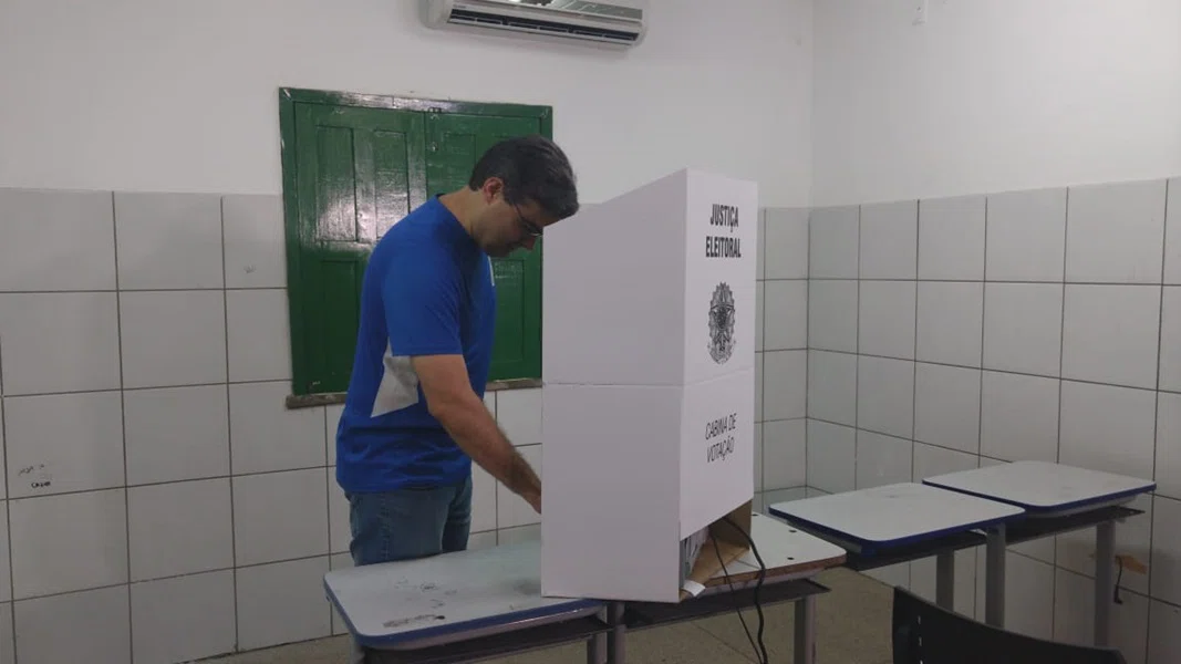 Luciano Nunes durante votação