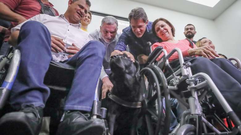 Fernando Haddad assina termo de compromisso com pessoas com deficiência em São Paulo.