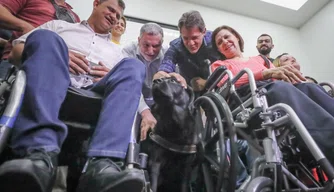 Fernando Haddad assina termo de compromisso com pessoas com deficiência em São Paulo.