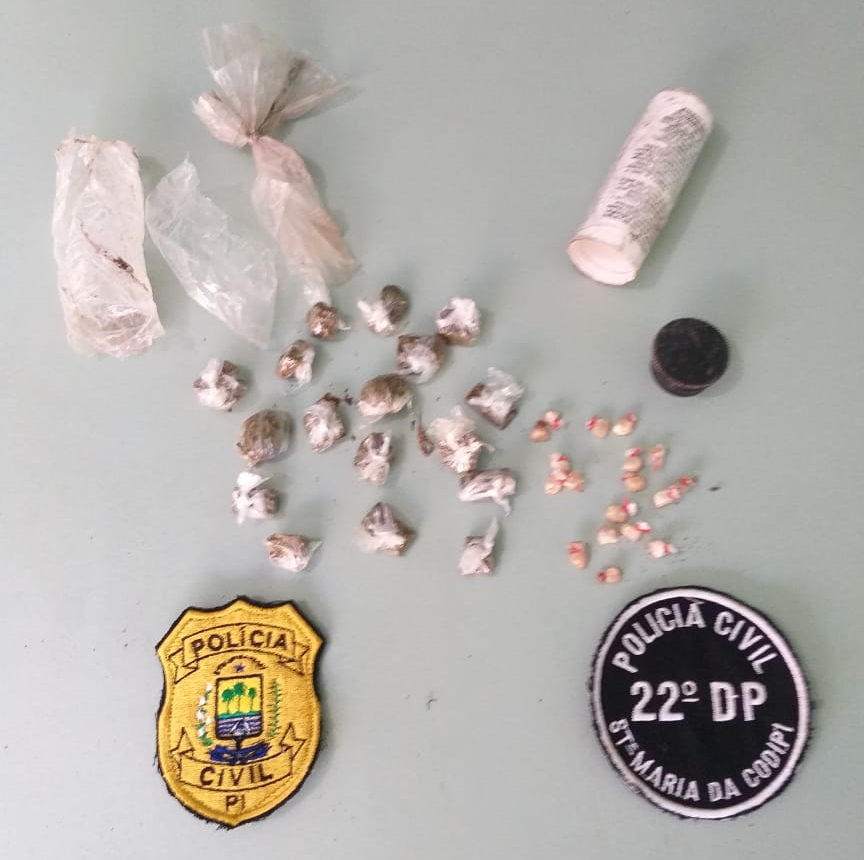 Drogas encontradas no terreno próximo a casa do acusado.
