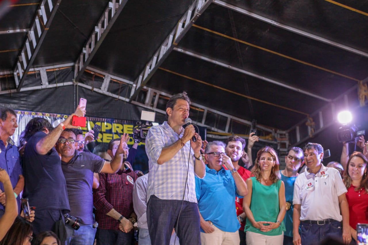 Candidato Fernando Haddad discursa durante ato público realizado em Picos.