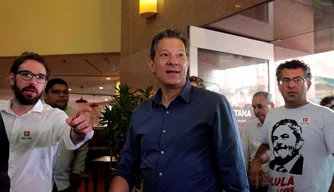 O candidato vai acompanhar a apuração de um hotel da cidade