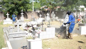 Equipes da SDU Leste realizam limpeza e manutenção em cemitérios.