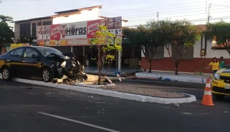 Carro bate em poste em avenida na zona sul de Teresina