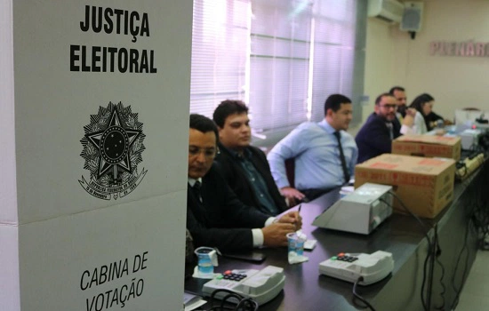 Mesários são treinados para eleições deste sábado (24).