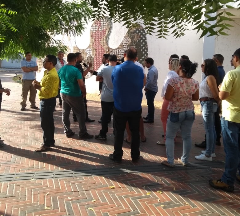 Motoristas de aplicativo protestam na Câmara Municipal de Teresina.